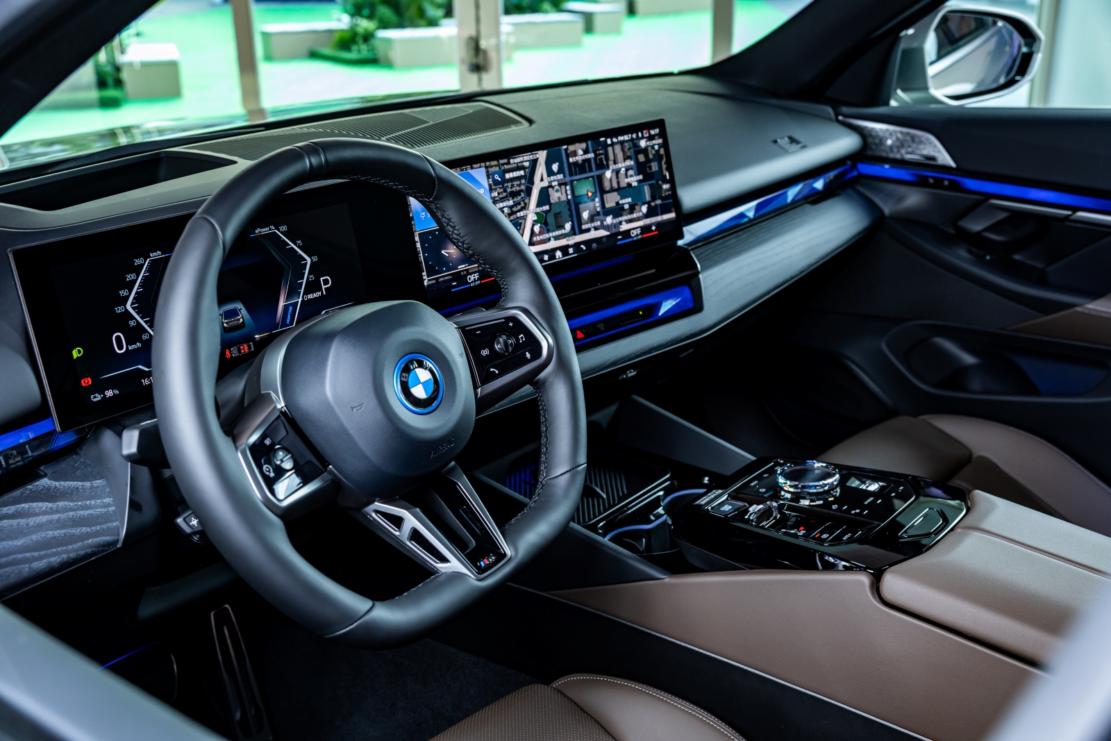 [新聞照片六] 透過重新詮釋的駕駛導向設計，將懸浮式曲面螢幕結合全新BMW Operating System 8.5、頂級水晶中控套件、隱藏式冷氣出風口設計與大幅減少的實體按鍵，交織出了宛如旗艦般